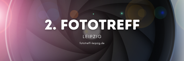 Schriftzug 2. Fototreff Leipzig und URL fototreff-leipzig.de vor den Lamellen eines Kameraverschlusses.