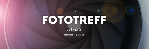 Schriftzug Fototreff Leipzig und URL fototreff-leipzig.de vor den Lamellen eines Kameraverschlusses.