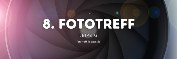 Schriftzug 8. Fototreff Leipzig und URL fototreff-leipzig.de vor den Lamellen eines Kameraverschlusses.