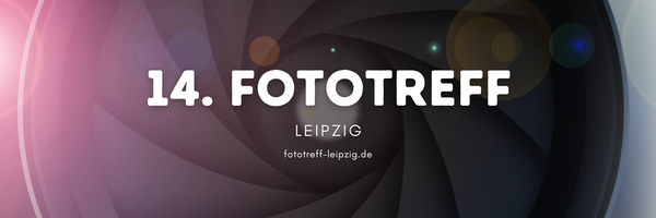 Schriftzug Fototreff Leipzig und URL fototreff-leipzig.de vor den Lamellen eines Kameraverschlusses.